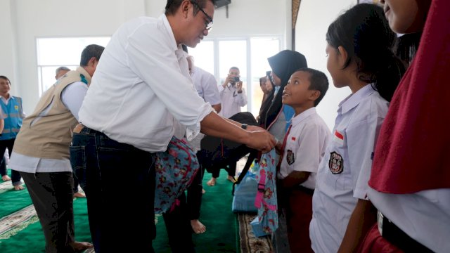 DIRMPRO PLN Wiluyo Kusdwiharto saat memberikan perlengkapan sekolah kepada siswa-siswi SD Inpres Kayowa, di sela kunjungannya ke PLTMG Luwuk 40 MW, di Desa Nonong, Kecamatan Batui, Kabupaten Banggai, Sulawesi Tengah, kemarin. (Dok. Humas PLN UIP Sulawesi)