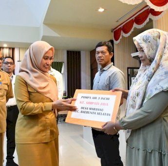 Indah Putri Indriani Serahkan 106 Alsintan