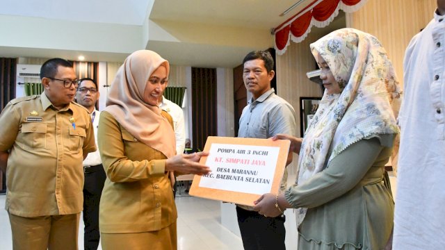 Bupati Luwu Utara Indah Putri Indriani menyerahkan secara simbolis Alsintan ke salah satu kelompok tani di Luwu Utara. (ist)