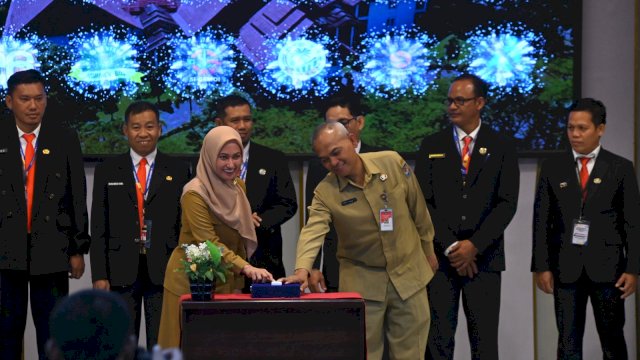 Bupati Luwu Utara Indah Putri Indriani bersama Kepala PPSDM Kemendagri Regional Makassar melaunching 12 aksi perubahan peserta PKA angkatan II, III dan IV di Aula Laga Ligo Kantor Bupati Luwu Utara. (ist)