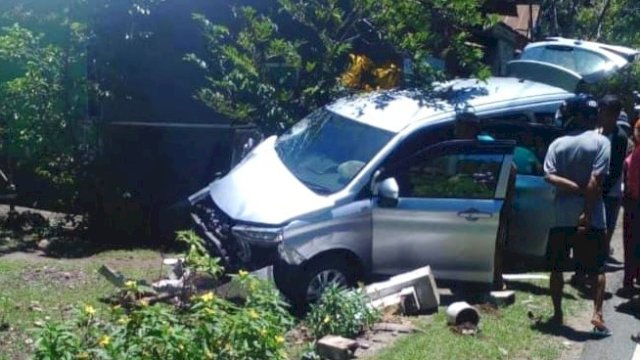 Mobil Dinas milik KPU Kepulauan Selayar rusak parah usai menabrak pengguna jalan di Jalan Poros Pelabukan Pamatata-Benteng bulan April lalu. (Istimewa)