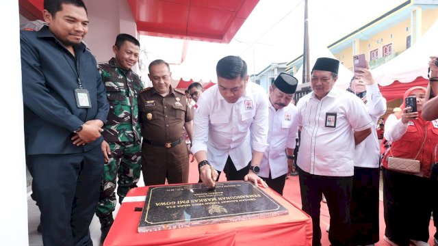 Ketua PMI Sulawesi Selatan yang juga Bupati Gowa Adnan Purichta Ichsan saat meresmikan Markas PMI Kabupaten Gowa, di Jalan Biring Balang, Kecamatan Somba Opu, Rabu, (07/08/2024). (Dok. Humas Gowa) 