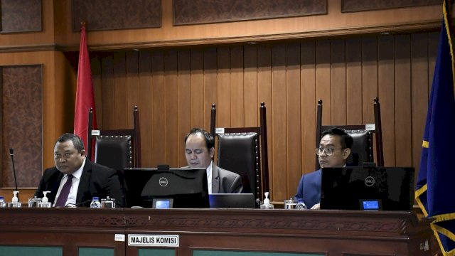 KPPU melaksanakan Sidang Majelis Komisi perdana bagi penilaian menyeluruh terhadap transaksi penggabungan, peleburan, dan pengambilalihan saham yang dinotifikasikan ke KPPU terkait transaksi pengambilalihan saham PT Semen Grobogan oleh PT Indocement Tunggal Prakarsa, di Kantor Pusat KPPU Jakarta, kemarin. (Dok. Humas KPPU)