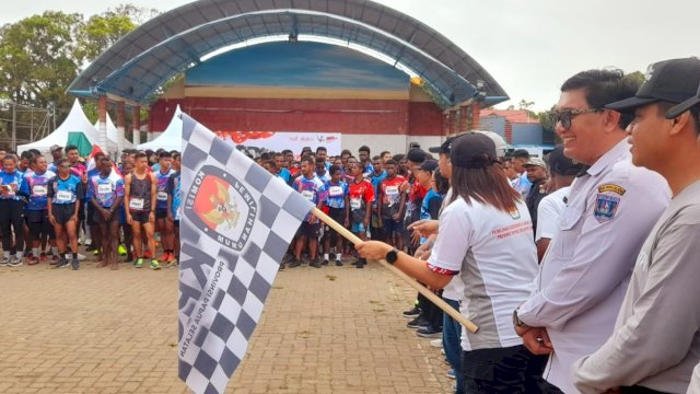 Pelepasan Lomba Lari 5K oleh Ketua KPU Papua Selatan, Theresia Mahuze di Taman Mandala Merauke. (Foto: Hendrik Resi / Republiknews.co.id)
