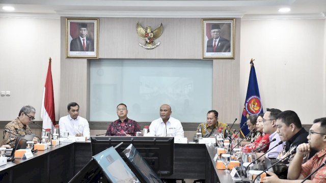 Anggota KPPU RI Hilman Pujana (tengah) saat memimpin pertemuan dengan jasa penyedia internet dengan mengkaji proyek Starlink, kemarin. (Dok. Humas KPPU)