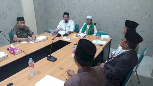 Pelaksanaan Rapat Pengurus MUI Makassar terkait PP 28/2024 Tentang Pasal Penyediaan Alat Kontrasepsi, di kantornya, kemarin. (Dok. MUI Makassar)
