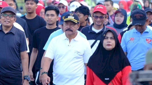 Wabup Gowa Abd Rauf Malaganni (kaos putih) saat mengikuti Jalan Santai HUT RI Tingkat Kabupaten Gowa bersama masyarakat dan Pimpinan SKPD Pemkab Gowa, kemarin. (Dok. Humas Gowa)