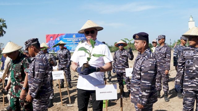 Bupati Gowa Adnan Purichta Ichsan saat melakukan penanaman pohon pisang cavendish pada Gerakan Ketahanan Pangan Lantamal VI, kemarin. (Dok. Humas Gowa)