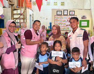 Jelang HUT RI, Srikandi dan YBM PLN Berbagi Kebahagiaan ke Anak-Anak Sokola Pesisir