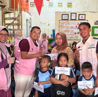 Jelang HUT RI, Srikandi dan YBM PLN Berbagi Kebahagiaan ke Anak-Anak Sokola Pesisir