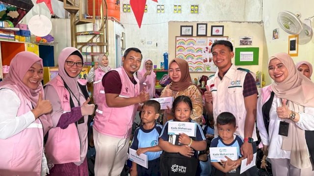 Berfoto bersama perwakilan murid dan guru penerima bantuan dari Sokola Bahari, dengan perwakilan Srikandi PLN, PLN UID Sulselrabar, dan YBM PLN. (Istimewa)