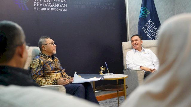 Ketua KPPU RI M. Fanshurullah Asa (kanan) saat melakukan pertemuan dengan Mendag RI Zulkifli Hasan di Kantor Kemendag RI, kemarin. (Dok. Humas KPPU)