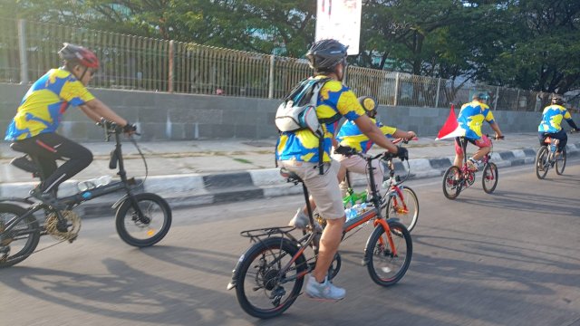 Sejumlah peserta saat Fun Bike Indomaret 2024 saat bersepada mengelilingi rute yang disiapkan, Minggu, (11/08/2024). (Dok. Chaerani/Republiknews.co.id)