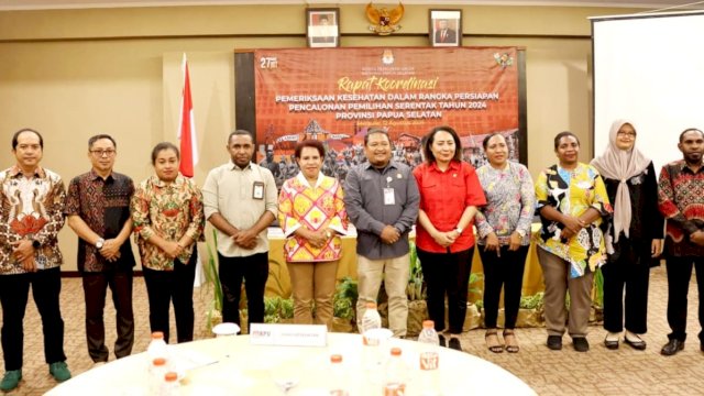 Ketua KPU Papua Selatan, Theresia Mahuze bersama Ketua KPU 4 Kabupaten dan anggota Komisioner KPU se Papua Selatan. (Foto: Hendrik Resi / Republiknews.co.id)
