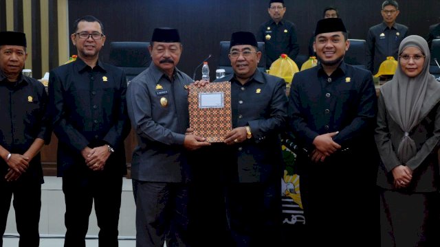 Wakil Bupati Gowa Abd Rauf Malaganni saat menyerahkan Ranperda RPJPD 2025-2045, pada Rapat Paripurna DPRD Kabupaten Gowa, Senin, (12/08/2024). (Dok. Humas Gowa)