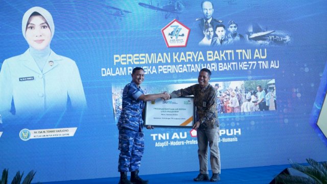 Senior Manager Keuangan, Komunikasi, dan Umum PT PLN UID Sulselrabar, Ambo Tuwo, menyerahkan bantuan Sarana air bersih dan bantuan sembako kepada masyarakat Desa Bontomatene, Kabupaten Maros, kepada Kepala Staf Angkatan Udara Marsekal TNI M. Tonny Harjono, Sabtu (20/07/2024). (Istimewa)