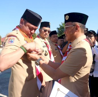 Adnan Purichta Ichsan Terima Penghargaan Lencana Pancawarsa di Peringatan Hari Pramuka