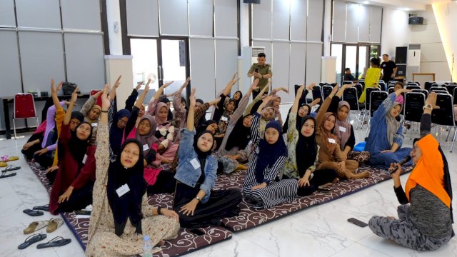 Sejumlah ibu hamil mengikuti Psikoedukasi Kesehatan Mental Ibu Hamil melalui Peningkatan Self-Compassion dirangkaikan dengan Kelas Ibu Hamil, di Baruga Tinggimae, Rujab Bupati Gowa, kemarin. (Dok. Humas Gowa)