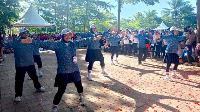 Tim Diskominfo-SP Kabupaten Gowa saat tampil di Lomba Senam Kreasi Peringatan HUT Kemerdekaan RI Ke-79 Tingkat Kabupaten Gowa, di Halaman Kantor Bupati Gowa, Rabu, (14/08/2024). (Dok. Chaerani/Republiknews.co.id)