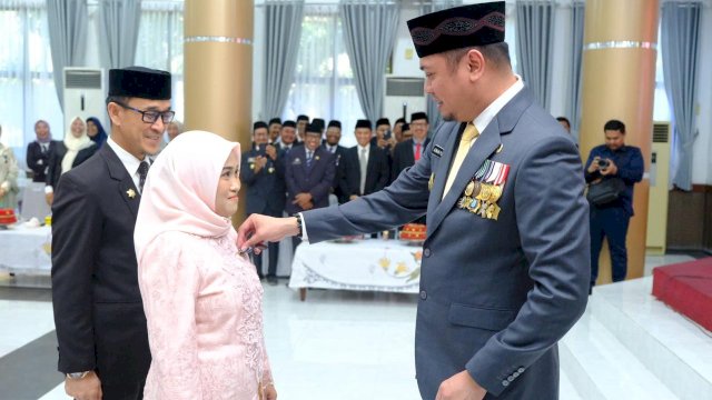 Bupati Gowa Adnan Purichta Ichsan saat memberikan tanda kehormatan Satyalancana Karya Satya kepada salah satu ASN yang menerima, di Baruga Karaeng Galesong, Kantor Bupati Gowa, Kamis, (15/08/2024). (Dok. Humas Gowa)