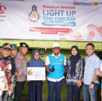 Sambut HUT RI, PLN Sambung Listrik Gratis untuk 326 Keluarga Prasejahtera Dari Donasi Pegawai di Sulselrabar