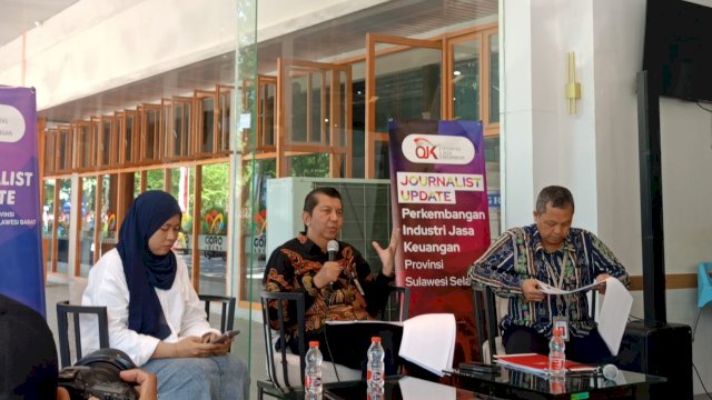 Kepala OJK Provinsi Sulselbar Darwisman saat memberikan keterangan pada Journalist Update "Perkembangan Sektor Jasa Keuangan Sulsel", di New World Resto Makassar, Kamis, (15/08/2024). (Dok. Chaerani/Republiknews.co.id)