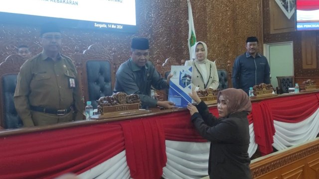 Perwakilan Fraksi AKB DPRD Kutim, Leni Anggraini, menyampaikan Pandangan Umum terhadap Raperda tentang Ketertiban Umum dalam sidang Paripurna ke-23, Selasa (14/5/2024). (Istimewa)