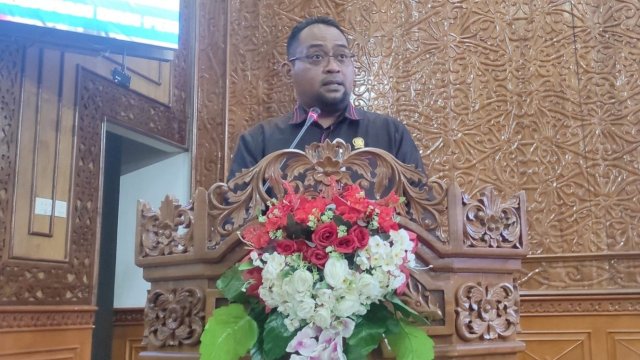 Anggota PDI-Perjuangan DPRD Kutim, Faizal Rachman, membacakan pandangan umum terhadap Raperda tentang Pencegahan dan Penanggulangan Bahaya Kebakaran di Kutim, Selasa (14/05/2024). (Istimewa)