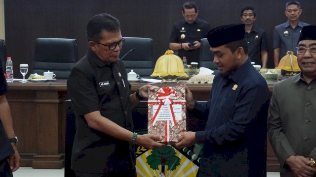 Pi Sekretaris Daerah Kabupaten Gowa Abd. Karim Dania (kiri) saat menyerahkan Ranperda APBD Perubahan 2024 kepada DPRD Gowa, di Ruang Rapat Paripurna DPRD Gowa, kemarin. (Dok. Humas Gowa)