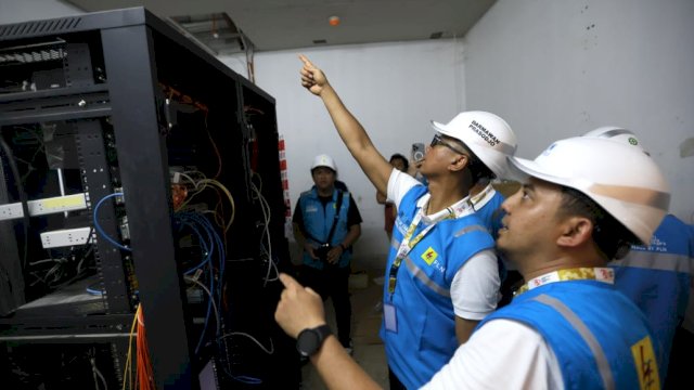 Direktur Utama PLN, Darmawan Prasodjo (kedua dari kanan) ketika memastikan langsung keandalan instalasi kelistrikan Kawasan Istana Kepresidenan di IKN. (Istimewa)