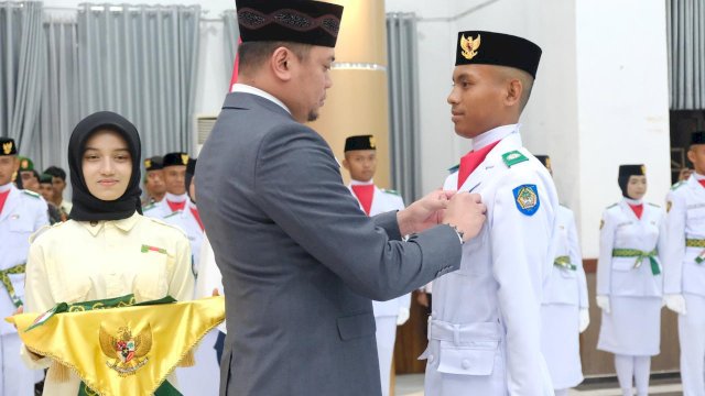 Bupati Gowa Adnan Purichta Ichsan saat mengukuhkan Anggota Paskibraka, di Baruga Karaeng Galesong Kantor Bupati Gowa, kemarin. (Dok. Humas Gowa)