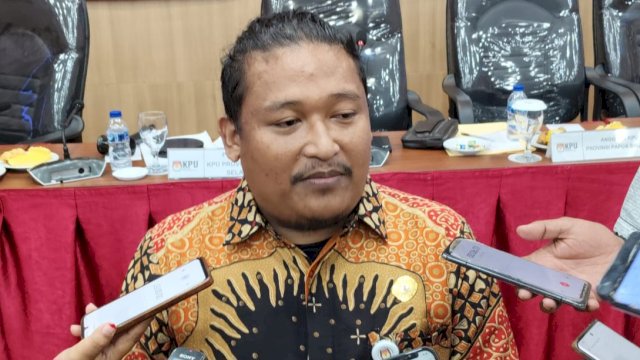 misioner KPU Papua Selatan Divisi Perencanaan dan Informasi, Daniel Ndiwaen memberikan keterangan Pers di sela-sela rapat pleno. (Foto: Hendrik Resi / Republiknews.co.id)