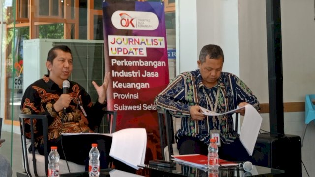 Kepala OJK Perwakilan Sulawesi Selatan dan Sulawesi Barat Darwisman (kiri). (Dok. Chaerani/Republiknews.co.id)