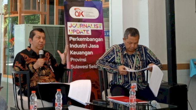 Kepala OJK Perwakilan Sulawesi Selatan dan Sulawesi Barat Darwisman (kiri) saat menyampaikan perkembangan sektor jasa keuangan, di sela-sela Jurnalis Update OJK, kemarin. (Dok. Chaerani/Republiknews.co.id)