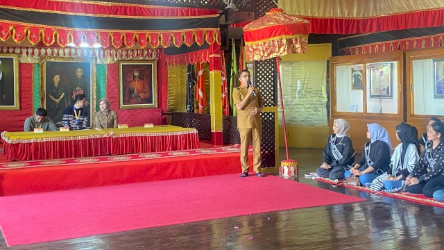 Kepala Bidang Kebudayaan, Dinas Pariwisata dan Kebudayaan Kabupaten Gowa Ikbal Thiro saat memberikan sambutan dalam penyambutan Finalis Duta Wisata Sulsel ke Museum Balla Lompoa, kemarin. (Dok. Istimewa)