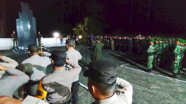 Pelaksanaan Apel penghormatan dan renungan suci di TMP Barugaiya, Irup Dandim 1415 Selayar, Letkol Inf Nanang Agung Wibowo, Sabtu (17/08/2024). (Foto: Andi Rusman / Republiknews.co.id)