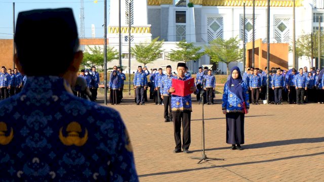 Jajaran ASN Pemkab Gowa saat mengikuti Upacara HUT Kemerdekaan RI Ke-79, di Ruang Terbuka Hijau (RTH) Zona A, Syekh Yusuf Discovery, Sabtu, (17/08/2024). (Dok. Humas Gowa)