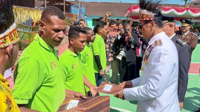 Pj. Gubernur Papua Selatan, Rudy Sufahriadi menyerahkan SK Remisi kepada warga binaan Lapas Merauke. (Foto: Humas Pemprov Papsel)