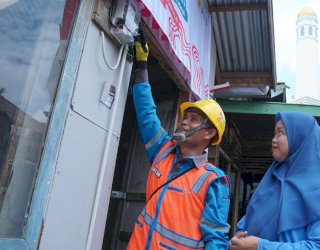 Rayakan HUT RI Ke-79, Donasi Pegawai PLN Nyalakan 7357 Listrik Gratis bagi Keluarga Kurang Mampu