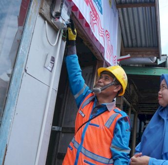 Rayakan HUT RI Ke-79, Donasi Pegawai PLN Nyalakan 7357 Listrik Gratis bagi Keluarga Kurang Mampu