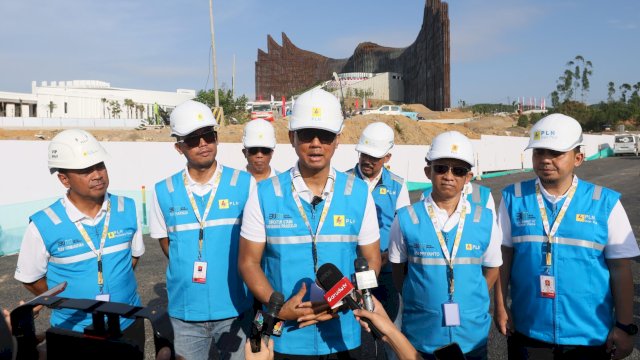 Direktur Utama PLN Darmawan Prasodjo (tengah) menyatakan bahwa kesuksesan dalam mengawal keandalan listrik sepanjang Upacara HUT ke-79 RI menjadi kebanggaan bagi segenap insan PLN yang terlibat. (Istimewa)