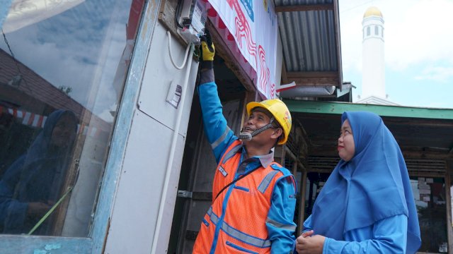 Program "Light Up The Dream" berhasil buat ribuan keluarga nikmati listrik gratis hingga Indonesia lebih terang di Perayaan HUT RI Ke-79 Tahun. (Dok. Humas PLN UIP Sulawesi)