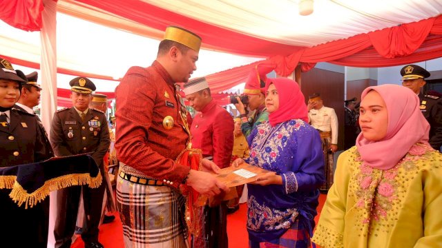 Bupati Gowa Adnan Purichta Ichsan saat memberikan SK remisi kepada sejumlah WBP di sela-sela Perayaan HUT Kemerdekaan RI, di Lapangan Upacara Kantor Bupati Gowa, Sabtu, (17/08/2024). (Dok. Humas Gowa)