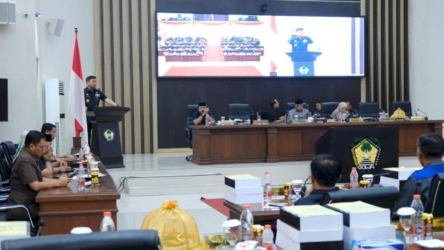 Bupati Gowa Adnan Purichta Ichsan saat menghadiri Rapat Pemandangan Umum Fraksi-Fraksi DPRD Kabupaten Gowa, di Ruang Rapat Paripurna DPRD Kabupaten Gowa, kemarin. (Dok. Humas Gowa)