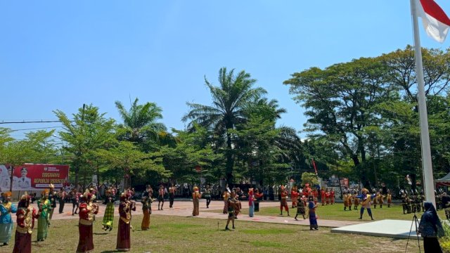 Puluhan siswa-siswi dari SMP Negeri 4 Kabupaten Gowa saat menpilkan Tarian Kolosal di Perayaan HUT Kemerdekaan RI Tingkat Kabupaten Gowa, di Halaman Upacara Kantor Bupati Gowa, kemarin. (Dok. Humas Gowa)