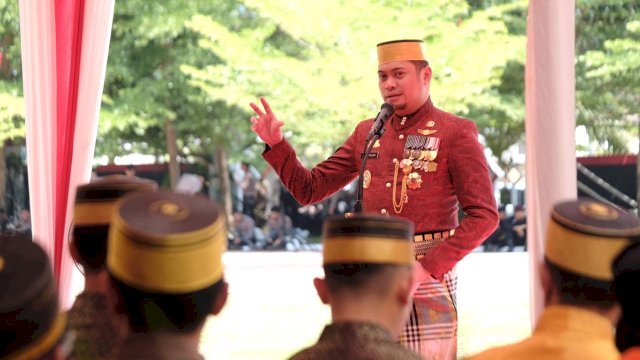 Bupati Gowa Adnan Purichta Ichsan saat memberikan sambutan pada perayaan Puncak HUT RI Ke-79, di Halaman Kantor Bupati Gowa, Sabtu, (17/08/2024). (Dok. Humas Gowa) 