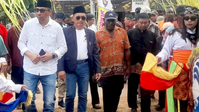 Pasangan Bakal Calon Bupati dan Wakil Bupati Merauke, Hendrik Mahuse dan H. Ridhwan, saat mengunjungi Rumah Perjuangan MARI di Distrik Kurik Merauke. (Foto: Hendrik Resi / Republiknews.co.id)