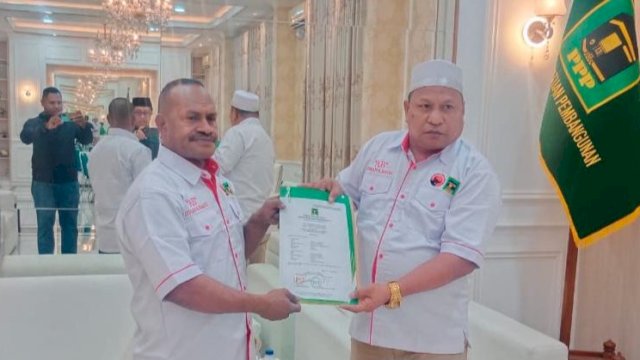 Bakal pasangan calon Bupati dan Wakil Bupati Boven Digoel, Athanasius Koknak dan H. Basri Muhammadiyah menunjukkan B1-KWK dari PPP di kantor DPP Jakarta. (Istimewa)