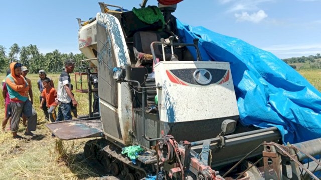 Barang bukti Combine yang ditemukan terbakar di salah sawah milik warga. (Foto: Andi Nurul Gaffar / Republiknews.co.id)