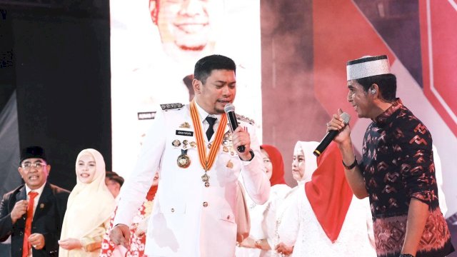 Bupati Gowa Adnan Purichta Ichsan saat duet bersama Ridwan Sau di Malam Resepsi Kenegaraan HUT RI Ke-79 Tingkat Kabupaten Gowa, di Taman Sultan Hasanuddin, Sungguminasa, Sabtu, (17/08/2024) malam kemarin. (Dok. Humas Gowa)